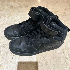 Barely worn size 7Y , big kids black Nike borough sneakers